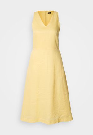 Gul ermeløs kjole med V-hals, A-linjeform og glidelås bak. Laget av lett materiale, viser et enkelt design og tekstur.