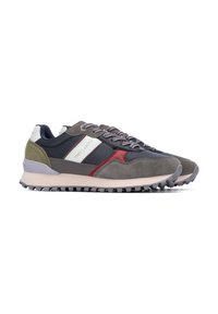 Zapatillas de hombre que presentan una combinación de ante gris, malla azul marino y acentos rojos. Equipadas con una suela acolchada y una suela exterior de goma texturizada.