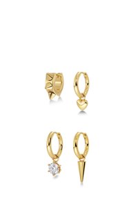 Orecchini a cerchio in oro con tre design distintivi: un cerchio con borchie, un charm a forma di cuore, un pendente a forma di diamante e una punta affusolata.