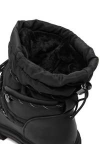 Melnas potītes zābaki ar mīkstu mākslīgā kažoka oderi, polsterētu apkakli un šņorēšanu. Izceļas ar gludu un gludu tekstūru, kā arī izturīgu gumijas zoli.