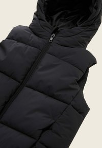 Schwarze Pufferweste mit Reißverschluss vorne, ausgestattet mit einer Kapuze, gestepptem Design und weicher, glatter Textur. Keine sichtbaren Marken oder Akzente.