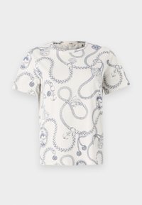 Hvid t-shirt med blå maritimt inspireret tryk, der inkluderer reb, ankre og dekorative motiver. Rund halsudskæring og korte ærmer.