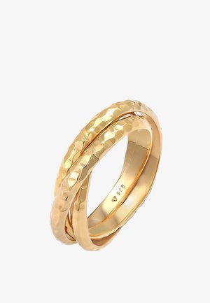 Goldfarbener Ring mit drei miteinander verbundenen Bändern, die eine gehämmerte Textur und eine polierte Innenseite aufweisen. Innen mit "925" gekennzeichnet.