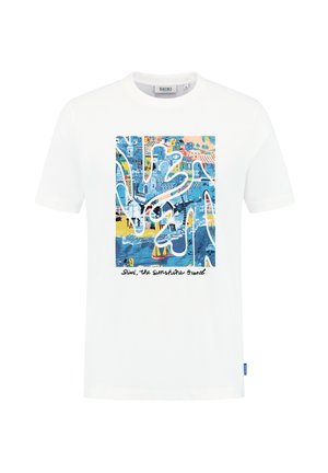 Fehér pamut póló, melynek színes grafikus nyomata egy tengerparti jelenetet ábrázol, épületekkel, vízzel és hajókkal, felirattal: "Shiwi, a napsütés márkája."