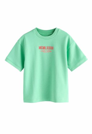 Mintgrünes kurzärmeliges Baumwoll-T-Shirt mit geripptem Rundhalsausschnitt und dem pinkfarbenen Schriftzug "MCMLXXXII" auf der Vorderseite.