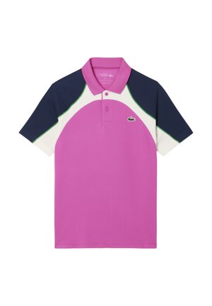 Camisa polo rosa con acentos de malla en azul marino y blanco, ribete verde y un pequeño logotipo bordado en el lado izquierdo del pecho. Ajuste corto y clásico.