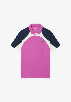 Camisa polo rosa con acentos de malla en azul marino y blanco, ribete verde y un pequeño logotipo bordado en el lado izquierdo del pecho. Ajuste corto y clásico.