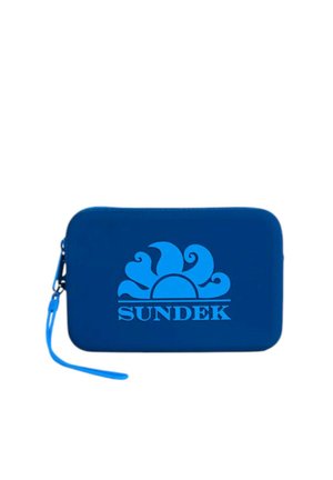 Astuccio rettangolare blu con zip e cinturino da polso, con logo stilizzato di sole e onde azzurro chiaro sopra il testo "SUNDEK" sulla parte frontale.