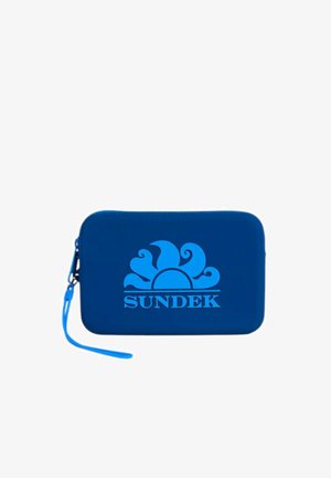 Astuccio rettangolare blu con zip e cinturino da polso, con logo stilizzato di sole e onde azzurro chiaro sopra il testo "SUNDEK" sulla parte frontale.