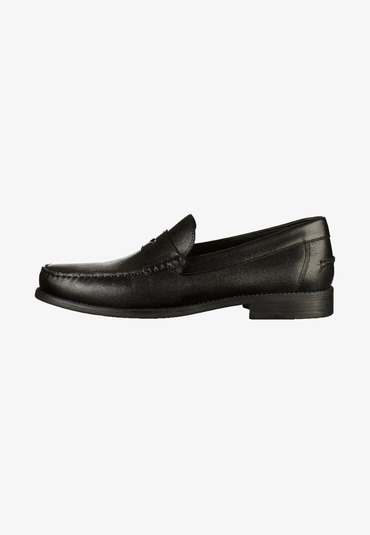 Mocasín de cuero negro con detalles de costura, punta redonda y tacón bajo. Textura suave con un diseño clásico de fácil colocación.