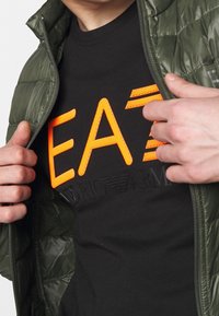 EA7 Emporio Armani T-shirt imprimé - black