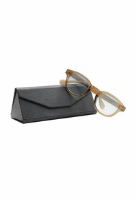 Occhiali trasparenti marroni con lenti rettangolari accanto a un astuccio triangolare nero e texturizzato. L'astuccio presenta una patta angolare per la chiusura.