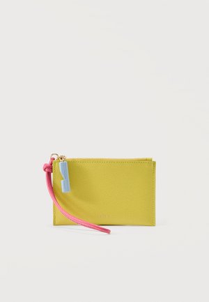 Κίτρινο δερμάτινο πορτοφόλι καρπού με μπλε φερμουάρ και ροζ λουράκι σε λευκό φόντο.