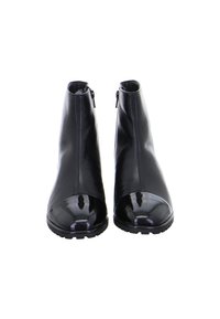 Paire de bottines noires avec bouts arrondis brillants, fermetures éclair latérales et semelles épaisses à crampons, présentées de face sur fond blanc.