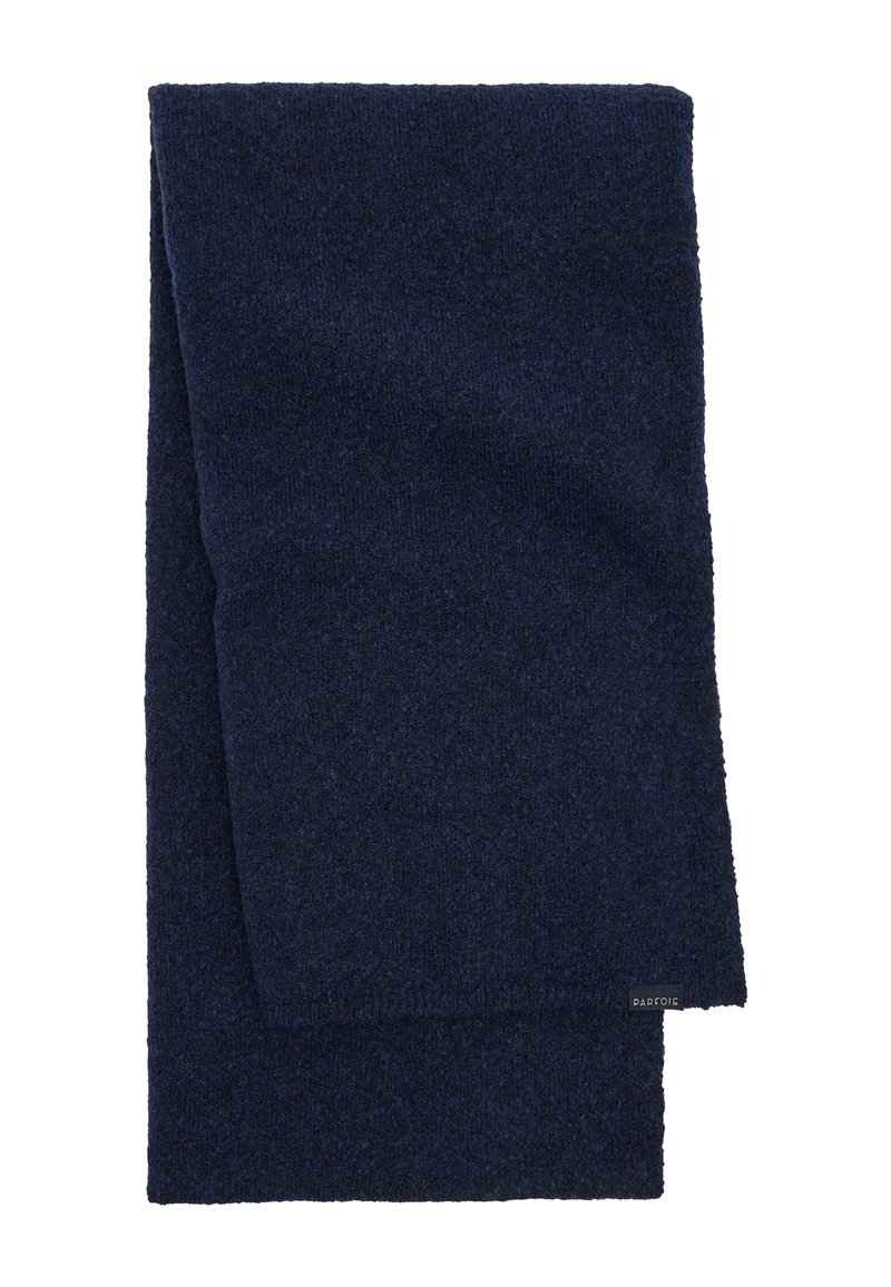 Granatowy szalik wykonany z miękkiego, teksturowanego materiału. Prostokątny kształt z zagiętymi brzegami. Mała metka marki w jednym rogu.