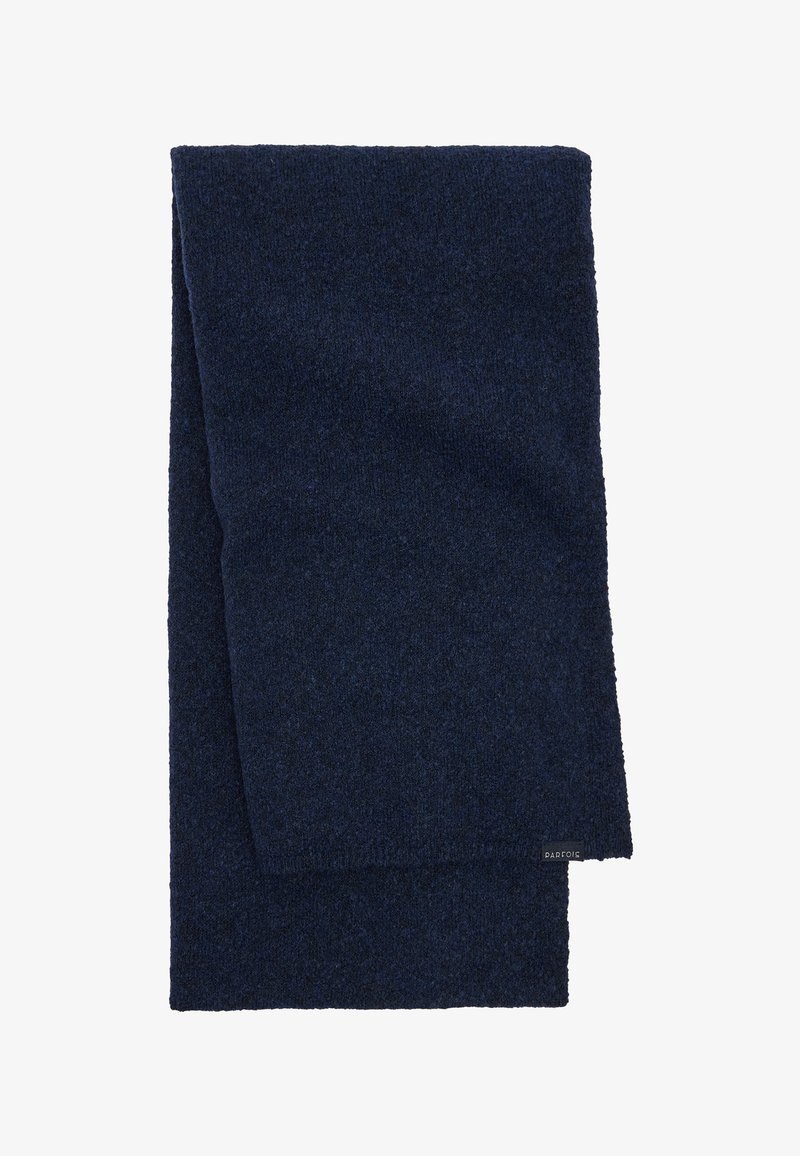 Granatowy szalik wykonany z miękkiego, teksturowanego materiału. Prostokątny kształt z zagiętymi brzegami. Mała metka marki w jednym rogu.