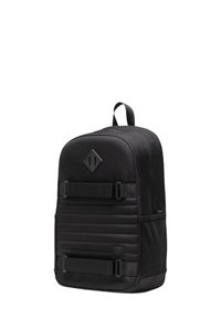 Sac à dos noir avec un tissu lisse, un logo en forme de diamant, des rayures horizontales à l'avant et une poche en maille sur le côté.