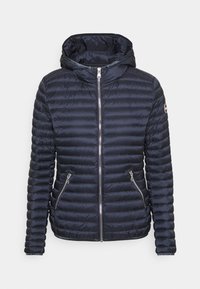 Granatowa pikowana kurtka z kapturem, zapinana na suwak z przodu, z dwoma bocznymi kieszeniami na zamek oraz prążkowaną fakturą na rękawach.