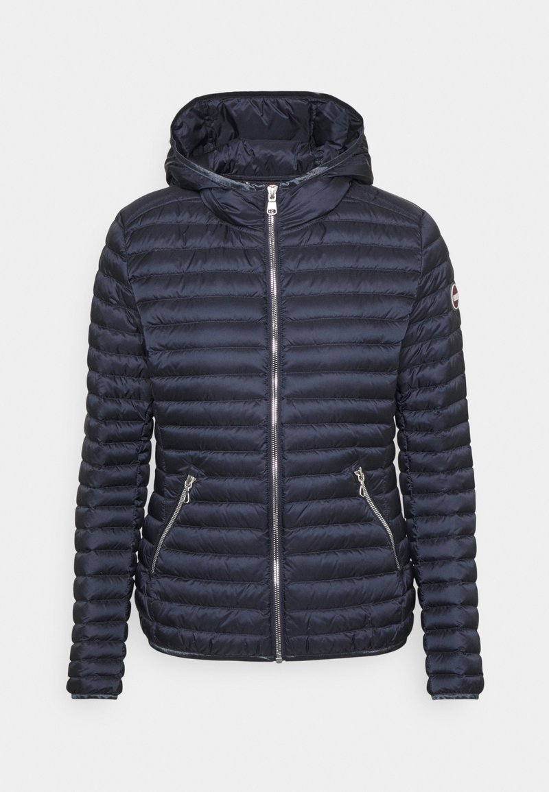 Granatowa pikowana kurtka z kapturem, zapinana na suwak z przodu, z dwoma bocznymi kieszeniami na zamek oraz prążkowaną fakturą na rękawach.