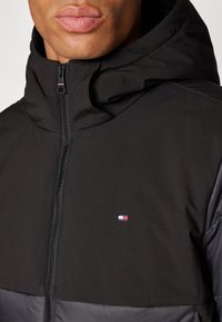Tommy Hilfiger MIXED MEDIA JACKET - Overgangsjakke - black