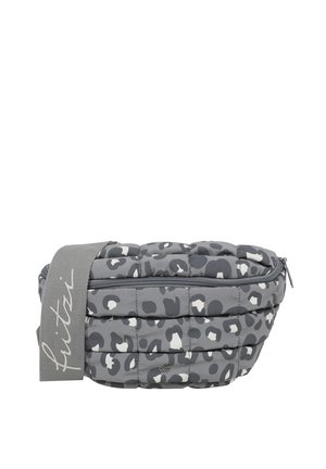 Quiltet grå bæltetaske med sort og hvid leopardprint, lynlåslukning og bred grå justerbar rem med kursivlogo.