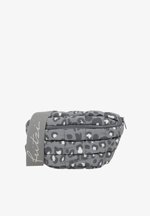 Quiltet grå bæltetaske med sort og hvid leopardprint, lynlåslukning og bred grå justerbar rem med kursivlogo.