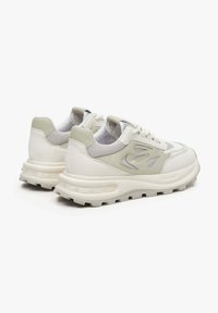 Lage sneakers in wit en lichtgrijs, met een combinatie van mesh en gestructureerd leer, een gevoerde zool en een chunky ontwerp.