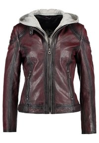 Burgunderrote Lederjacke mit grauem Kapuzen, Reißverschluss, Seitentaschen und strukturierter Oberfläche. Mit dunkler Akzentnaht und tailliertem Design.