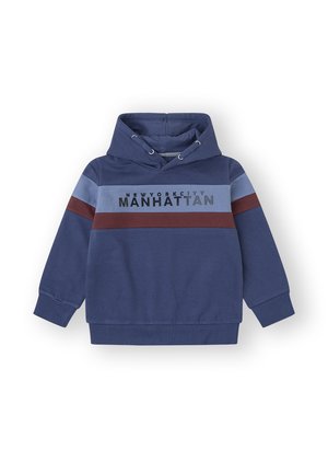Sudadera azul marino con capucha ajustable, que presenta franjas horizontales en azul claro y burdeos, y la inscripción "NEWYORKCITY MANHATTAN" en el pecho.