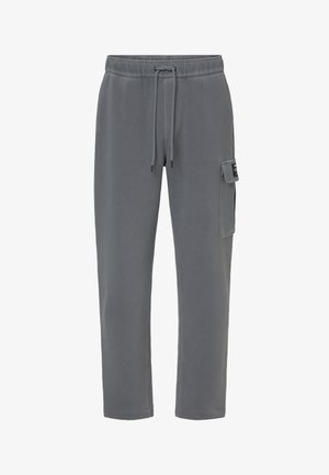 Pantalones casuales grises con cintura elástica, cordón ajustable y bolsillo lateral tipo cargo con parche y cierre de solapa.