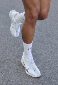PEGASUS PLUS - Katujuoksukengät - white/anthracite/sail/light orewood brown/sesame