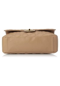 Borsa a tracolla in pelle beige trapuntata con design piatto, caratterizzata da una chiusura in tono oro e una texture liscia, con cuciture pulite lungo i bordi.