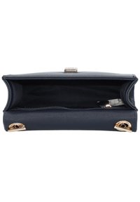 Tmavě modrá kožená kabelka s hladkou texturou, zlatými kovovými doplňky a zapínáním na sponu. Vnitřek má jednu přihrádku s textilní podšívkou.