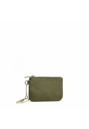 Petite pochette zippée en cuir vert olive avec surface texturée et chaîne en or attachée avec un fermoir sur fond blanc.