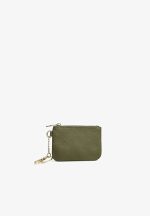 Petite pochette zippée en cuir vert olive avec surface texturée et chaîne en or attachée avec un fermoir sur fond blanc.