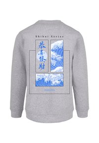 Grauer Pullover mit blauen Wellenmotiven und japanischem Text auf der Rückseite. Einfaches Design mit Rundhalsausschnitt und langen Ärmeln.