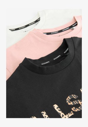 Tre crew neck t-shirts i sort, lyserød og hvid, lavet af blødt bomuldsmateriale. Den sorte t-shirt har detaljer med leopardtryk.