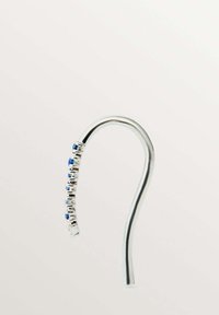 Pendiente de plata con un diseño curvado, que presenta una línea de piedras preciosas azules incrustadas a lo largo de la superficie brillante, enfatizando un aspecto elegante y moderno.