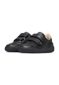 Sneakers per bambini in pelle nera con doppie chiusure in Velcro e fodera interna beige, mostrati da una vista frontale inclinata su sfondo bianco.