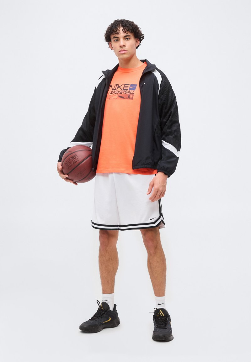 Nike Performance TEE LOOSE - Triko s potiskem - turf orange