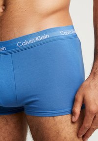 Calvin Klein Underwear LOW RISE TRUNK STRETCH 3 PACK - Cuecas boxer - dark blue/dark red/mottled dark grey