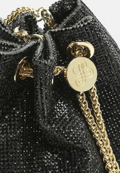 Sort pailletbuket med snørelukning og guldfarvet hardware, herunder en kæderem og et metalvedhæng med præget logo.