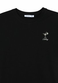 T-shirt in cotone nero con scollatura rotonda, maniche corte e un piccolo logo ricamato di un bicchiere da cocktail con la scritta "Chilling".