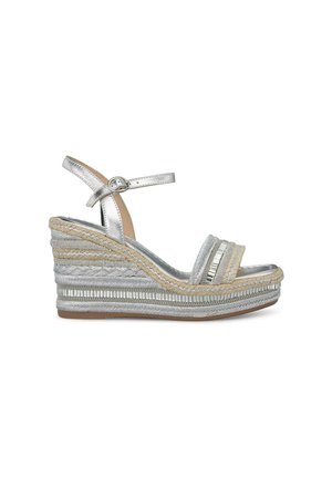 Sandali wedge argento con soletta in juta intrecciata, cinturino alla caviglia regolabile, parte superiore a doppio cinturino con dettagli metallici e finitura testurizzata.
