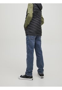 Jack & Jones Junior JJEHERO BODYWARMER HOOD - Väst - black