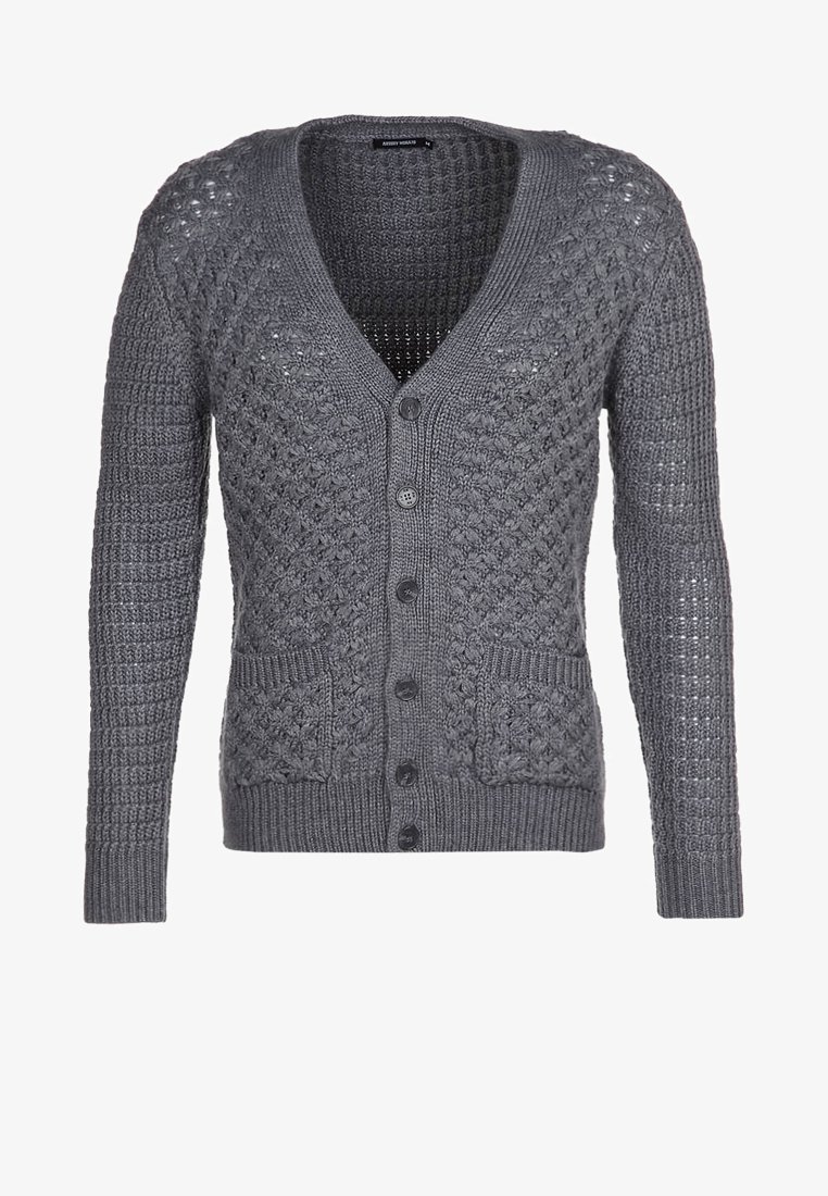 Cardigan gris en maille avec fermeture par boutons, motif texturé, deux poches avant et manches longues.