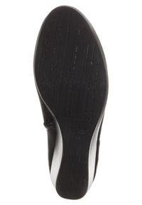 Černá podrážka boty s texturovaným gumovým povrchem s vroubkovanými vzory a logem. Na boku je označena velikost 37.