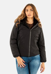 Giacca a vento nera con zip frontale, tasche laterali e colletto foderato morbido. Presenta polsini elasticizzati e un design cropped.