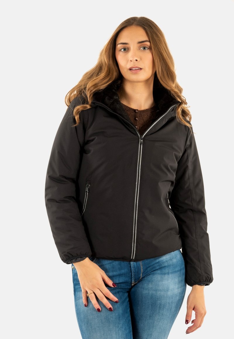 Giacca a vento nera con zip frontale, tasche laterali e colletto foderato morbido. Presenta polsini elasticizzati e un design cropped.