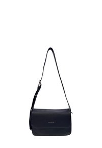 Borsa a tracolla in pelle nera con texture liscia, forma rettangolare e tracolla regolabile. Presenta una pattina frontale e un dettaglio con logo in rilievo.
